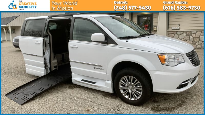 2016 chrysler town and country handicap van