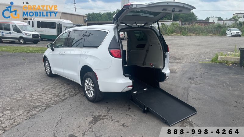 2023 Chrysler Voyager LX
