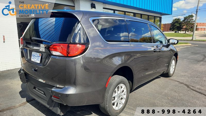 2022 Chrysler Voyager LX